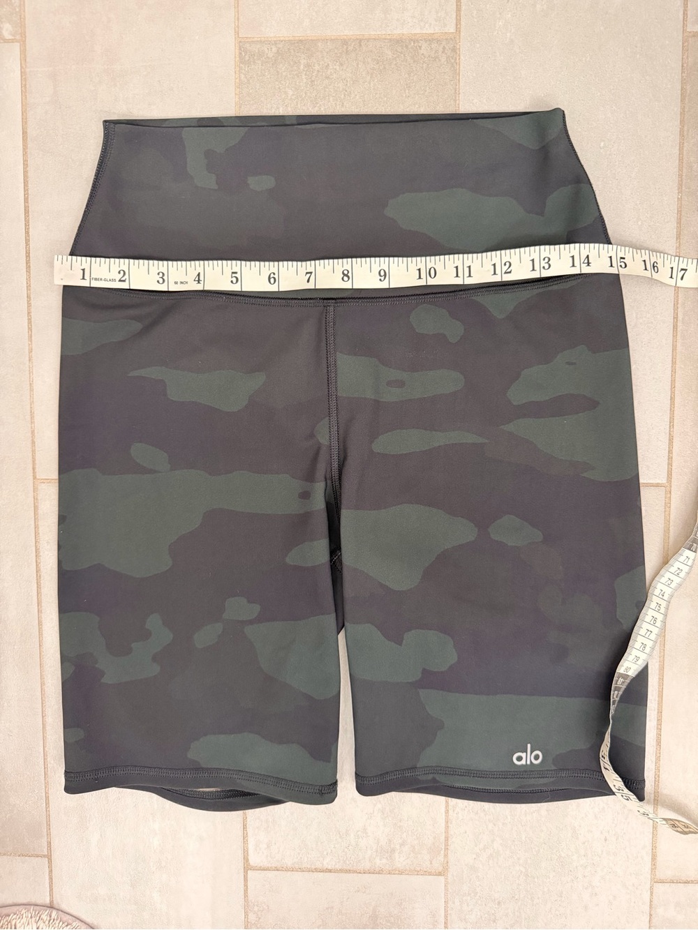 ALO Yoga High Waist Vapor Short Camo Green Size Large - Picture 6 of 7
